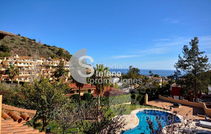 Foto 21fdd881-5cf9-498a-8789-4c47e6698a60. Casa pareada chalet con piscina privada, en recinto muy exclusivo, en conjunto residencial en Málaga