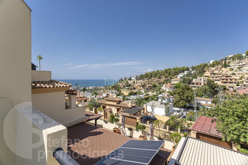 Foto 290701a0-1217-4ec2-88ed-e1b0cf18b378. Casa pareada chalet con piscina privada, en recinto muy exclusivo, en conjunto residencial en Málaga
