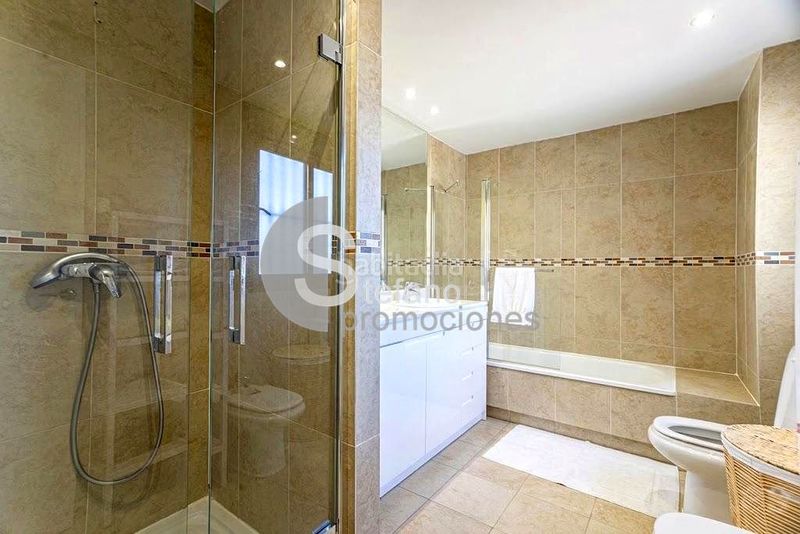 Foto 705614f8-fa0f-4ccf-a8eb-ea51edac32d0. Casa pareada chalet con piscina privada, en recinto muy exclusivo, en conjunto residencial en Málaga