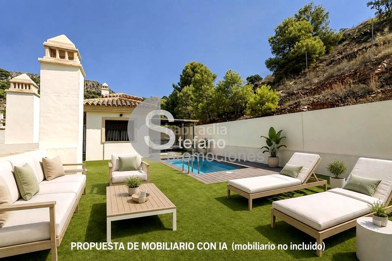 Foto b1b6a376-8eec-4e72-85b6-6dddec29ee01. Casa pareada chalet con piscina privada, en recinto muy exclusivo, en conjunto residencial en Málaga