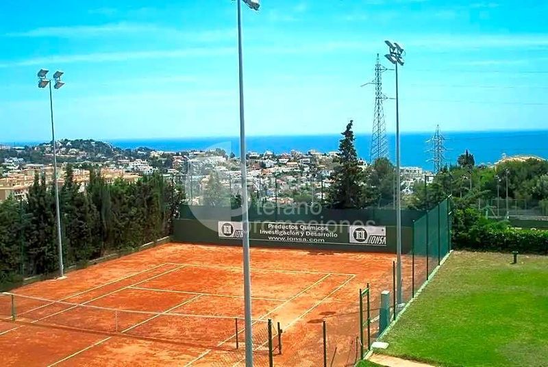 Foto cb5cefa9-5a21-4b7c-bb5a-7fbb1cb0f223. Casa pareada chalet con piscina privada, en recinto muy exclusivo, en conjunto residencial en Málaga