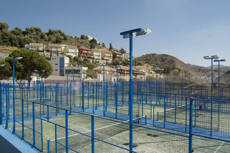 Foto ccafb561-3d67-42d9-ba9c-eb0b9a1de838. Casa pareada chalet con piscina privada, en recinto muy exclusivo, en conjunto residencial en Málaga