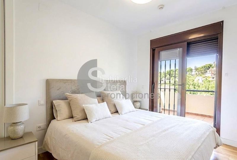 Foto d1c23166-d37b-4254-9b25-6e30c884df97. Casa pareada chalet con piscina privada, en recinto muy exclusivo, en conjunto residencial en Málaga