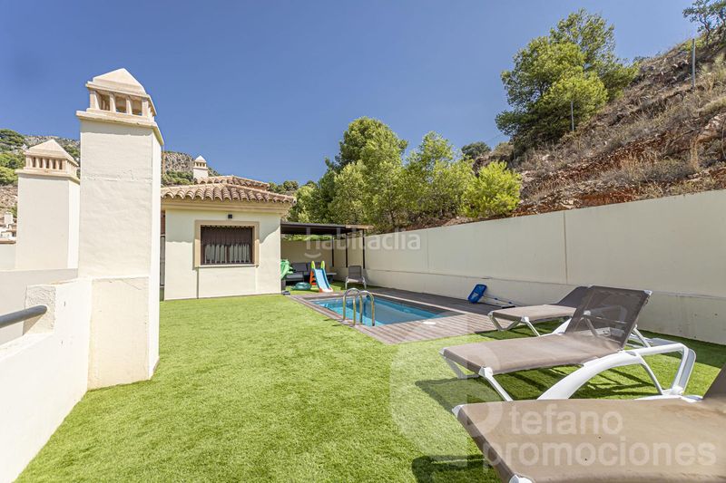 Foto e4ba66d4-39dc-45ae-b7f0-05d59849ffcc. Casa pareada chalet con piscina privada, en recinto muy exclusivo, en conjunto residencial en Málaga