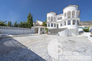 Haus in Arroyo de la Miel. Villa independiente con piscina privada, jardín y zona de barbac