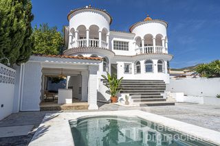 Casa  Calle febrero. Villa independiente con piscina privada, jardín y zona de barbac