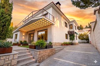 Maison  Calle gabriel y galán. Vive el sueño mediterráneo en este  chalet independiente en el c