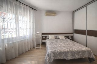Etagenwohnung in El Pedr�. Luminoso con suelo de parket, reci�n pintado y ascensor.