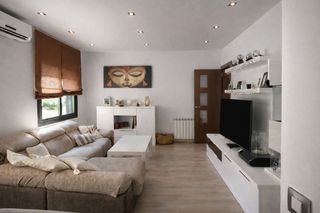 Flat in El Pedr�. Luminoso con suelo de parket, reci�n pintado y ascensor.