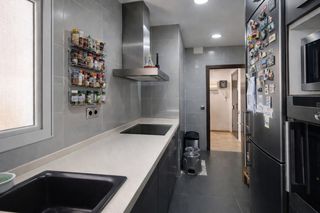 Appartement à El Pedró. Luminoso con suelo de parket, recién pintado y ascensor.