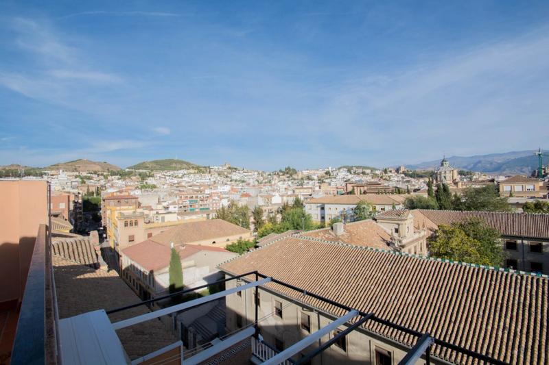 Foto b6da5b9a-41df-4754-9939-89e12f97a560. Alquiler piso amplio piso en alquiler en la zona servero ochoa en Granada