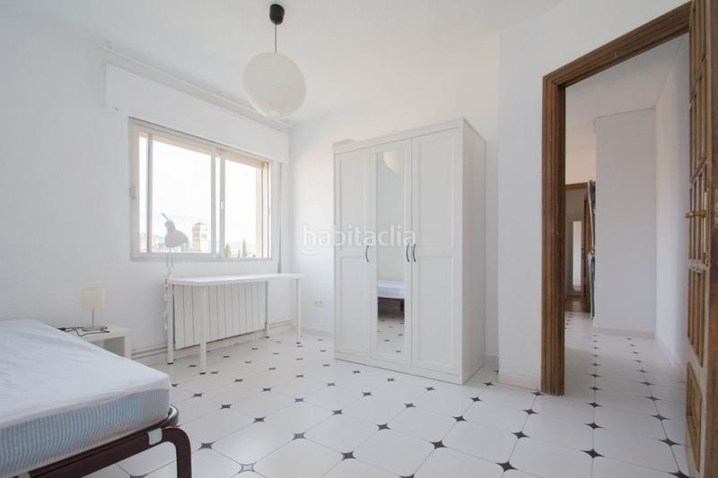 Foto cb6cd825-24d0-4fa4-9b83-dbf8f180f9a6. Alquiler piso amplio piso en alquiler en la zona servero ochoa en Granada
