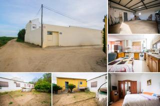 Finca rústica a Coria del Río. Gran terreno en coria del río con casa, almacén y amplio garaje!