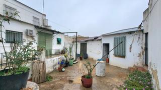 Casa a Pilas. Gran casa del pueblo en pilas, muy cerca de la plaza de la const