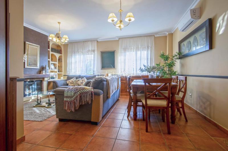 Foto 5ca27d45-402a-4be4-8efc-6021c4e35be4. Casa bifamiliare con parcheggio piscina in Nueva Alcalá Alcalá de Guadaira