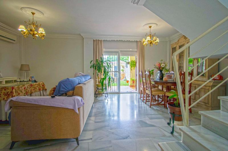 Foto 43b31b7b-a252-4f81-abeb-45d3e8ce5d7a. Casa pareada gran vivienda pareada junto club deportivo!! en Gelves