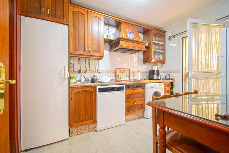 Foto a4044be5-6f83-4f88-a5ab-32787a0503c4. Casa pareada gran vivienda pareada junto club deportivo!! en Gelves