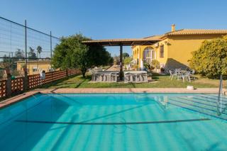 Chalet  Calle clavinque. Casa con parcela en venta en mairena del alcor