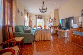 Chalet  Calle clavinque. Casa con parcela en venta en mairena del alcor