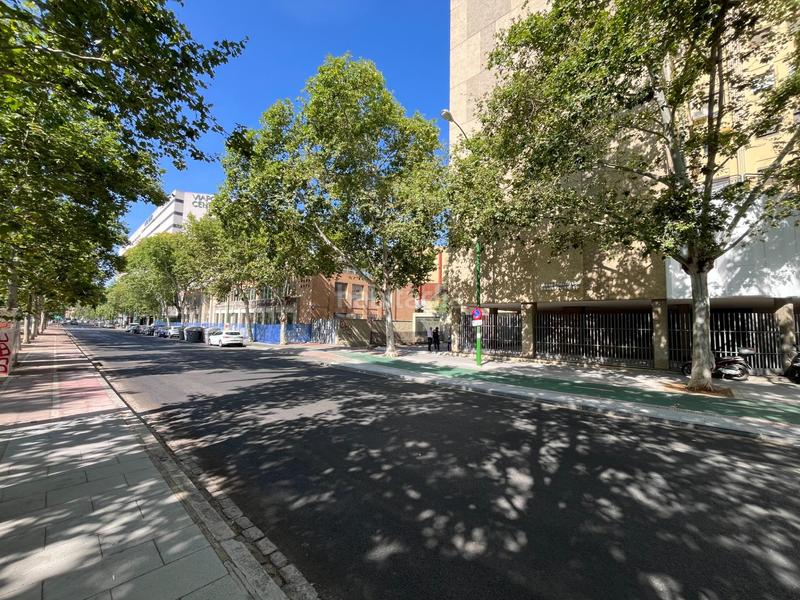 Foto 304889ba-4596-4861-861f-a9f740fa8534. Aparcament cotxe a El Plantinar - Avda. La Paz - El Juncal Sevilla