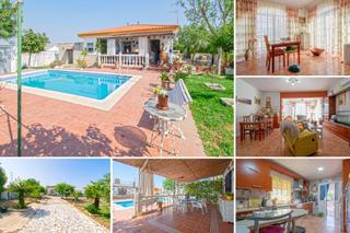 Chalet à Carmona. Gran parcela con dos casas independientes en urbanización torrel