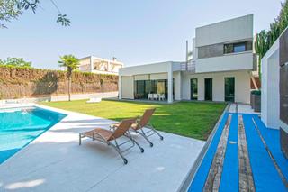 Xalet a Aznalcázar. Impresionante chalet de lujo con jardín y piscina privada de agu