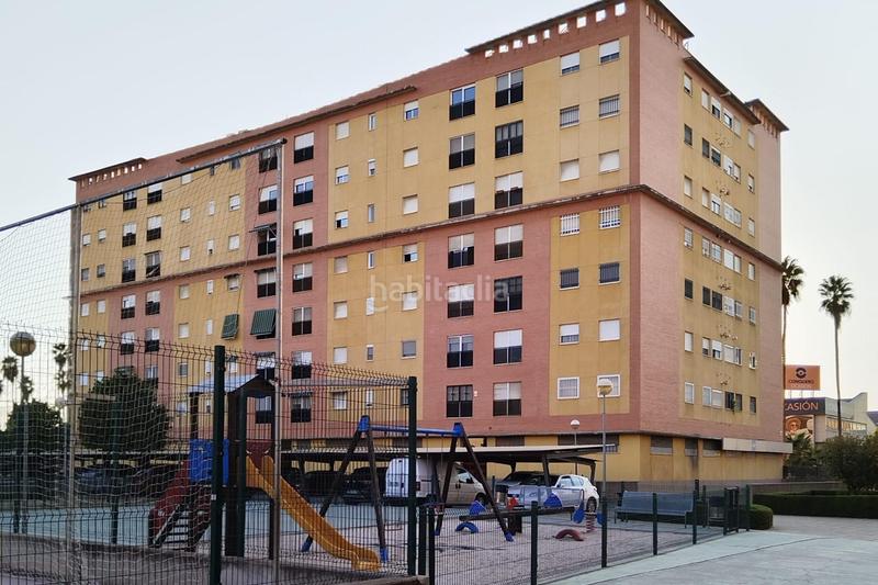 Foto 11cb6ccf-b5bb-43fd-b111-a253429ff1d5. Piso  amplio con garaje y zonas comunes en urbanización privada en Sevilla