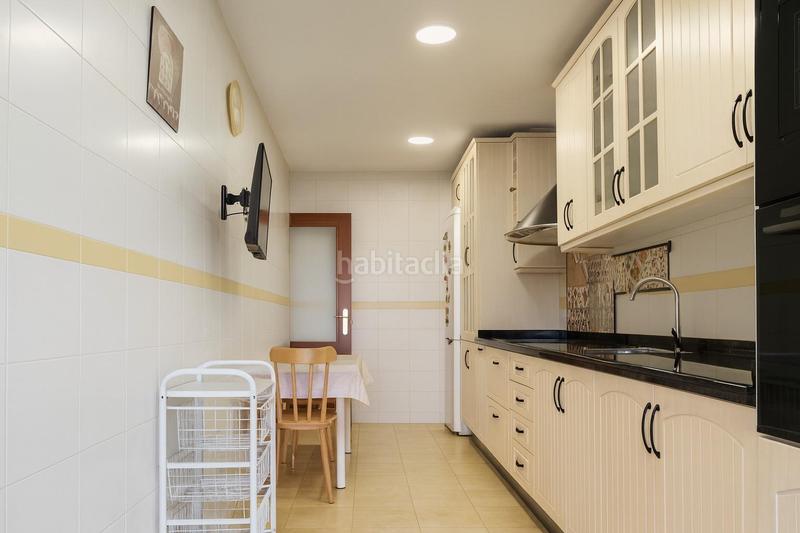 Foto cdd01983-c0e5-419a-a5d7-fa46a85cf186. Piso  amplio con garaje y zonas comunes en urbanización privada en Sevilla