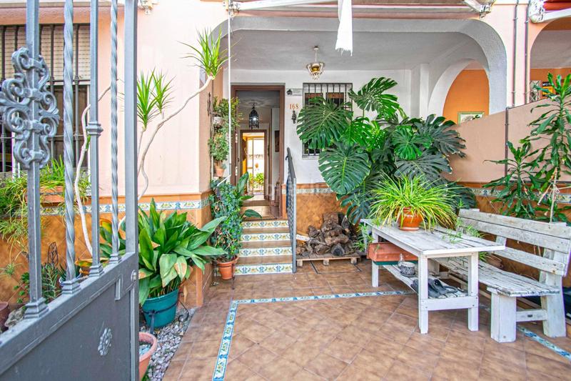 Foto 6a635939-c297-4425-9dff-93385acf8ae0. Casa adossada amb piscina a colores - entreparques Sevilla