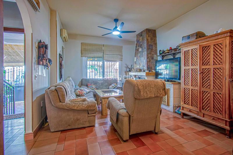 Foto 6c114d9b-c947-49e4-8141-21275487cba3. Casa adossada amb piscina a colores - entreparques Sevilla