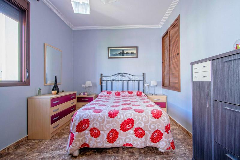 Foto baaab9cc-dbc2-4756-8379-28551d74b557. Casa con parcheggio in Cruz Roja Sevilla