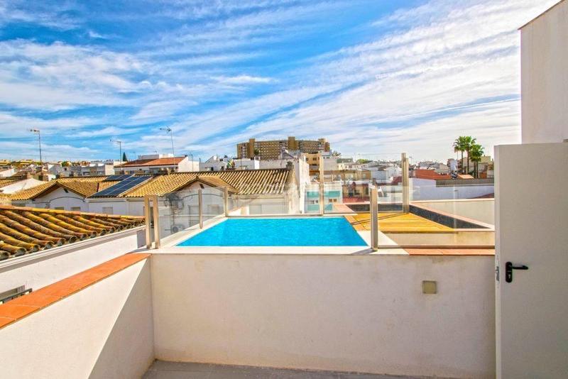 Foto 322966a1-e7a3-45f8-80f7-de9434b9d0aa. Casa a schiera con parcheggio piscina in Las Almenas Tomares