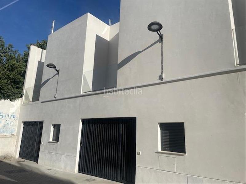 Foto f5e71d0f-9cd8-487c-8527-aab2ecc290b9. Casa a schiera con parcheggio piscina in Las Almenas Tomares