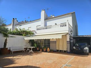 Casa adossada  Calle del conde de prado castellano. Fantástico adosado ubicado en gines