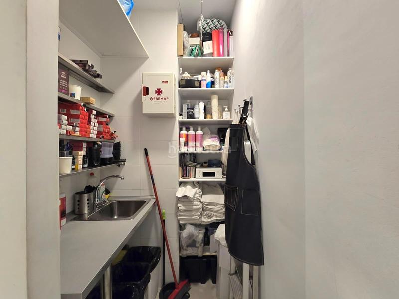 Foto 148183f7-dda5-4c70-90a4-d7e519a1f86d. Alquiler local comercial traspaso de peluquería en el arenal en Sevilla