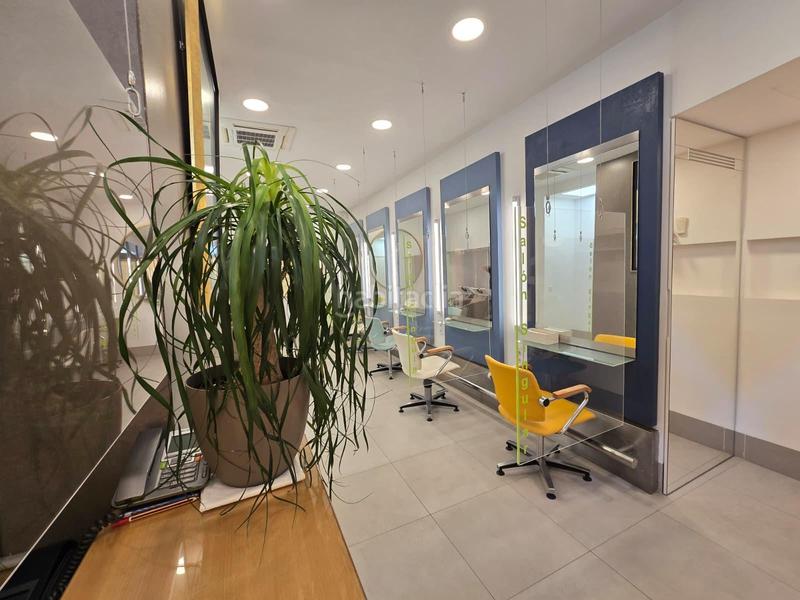 Foto a9309051-1ed7-48a4-965d-c6d2b20528ae. Alquiler local comercial traspaso de peluquería en el arenal en Sevilla