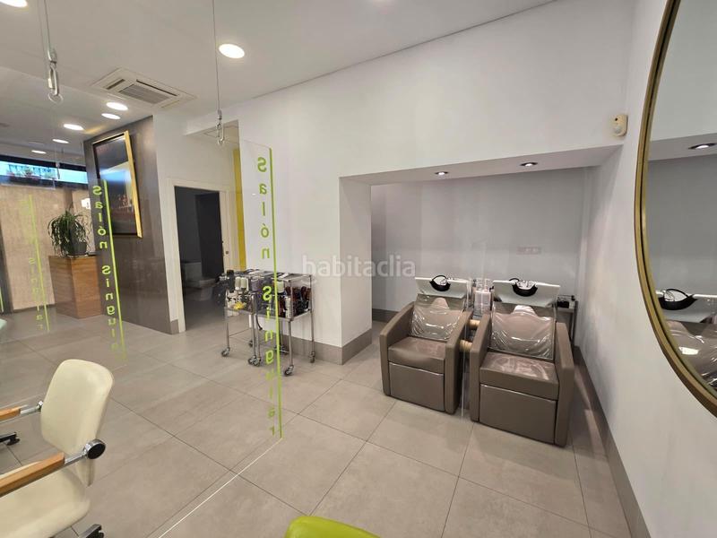 Foto aa58d1b9-743f-4e8d-aec3-02e35bc88eb0. Alquiler local comercial traspaso de peluquería en el arenal en Sevilla