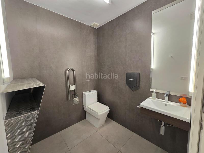 Foto e17f3045-683e-46ea-a7ff-29a30067f67a. Alquiler local comercial traspaso de peluquería en el arenal en Sevilla