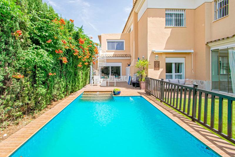 Foto d883f493-93e2-423e-bb83-f9cf02e22394. Chalet avec parking piscine dans Olivar de Quintos Montequinto