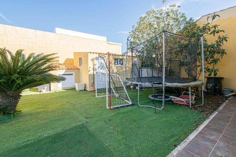 Foto c7db7d95-3f6e-48b3-b8a7-cb10f1f76169. Casa aparellada amb piscina a Oromana Alcalá de Guadaira