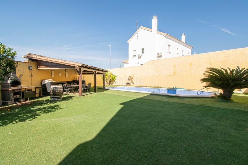 Foto e8f6f284-db73-4dda-af7c-5d343725007c. Casa aparellada amb piscina a Oromana Alcalá de Guadaira