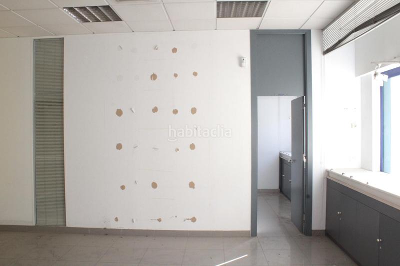 Foto c6d3b22a-f10f-4b99-91e0-4959db6c21a2. Lloguer local comercial a Parque Alcosa Sevilla
