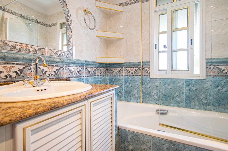 Foto 27aca8e7-c171-4b71-bf70-af5f49d4595f. Casa adossada amb aparcament a colores - entreparques Sevilla