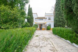 House  Calle alcaldesa maría regla jiménez. Casa señorial en el corazón de espartinas