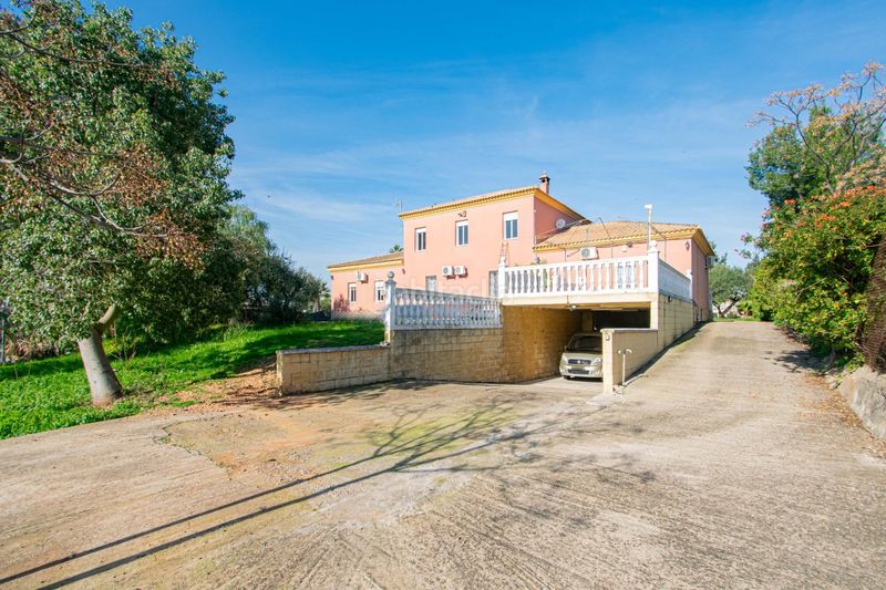 Foto f3113da7-9e56-466a-92d3-37fc42a508fd. Casa amb calefacció aparcament a Carmona