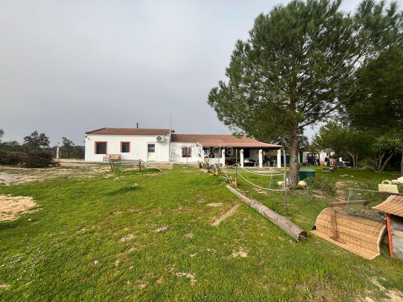 Foto ededb7cb-272a-4b5b-ad21-37b6107bb854. Masia amb aparcament piscina a Ronquillo (El)