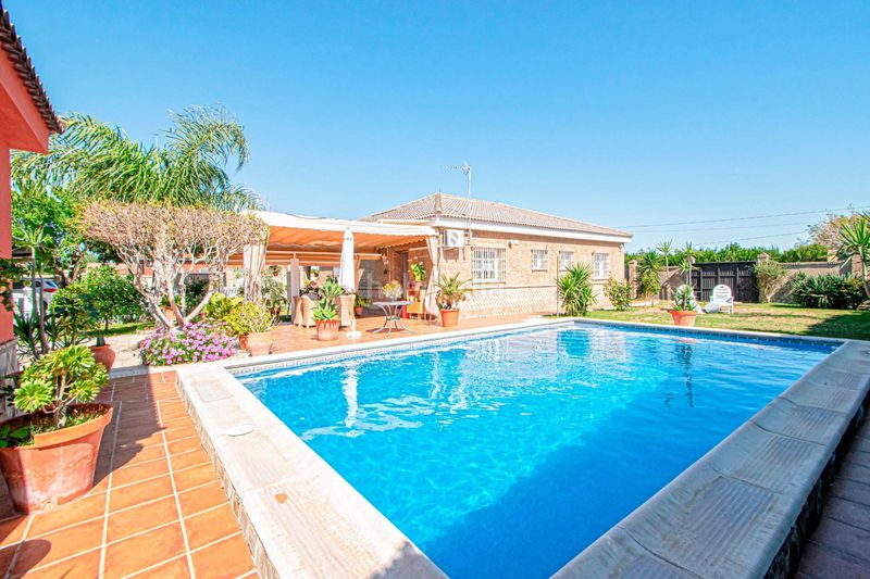 Foto c18a9b02-8c2c-4394-8a70-1ad4224d0399. Xalet amb aparcament piscina a Rinconada (La)