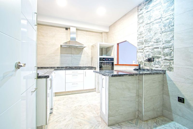 Foto 10f2991e-17e5-40e9-93ab-f8bbab8726d1. Casa amb calefacció aparcament a Barrio del Nervión Sevilla