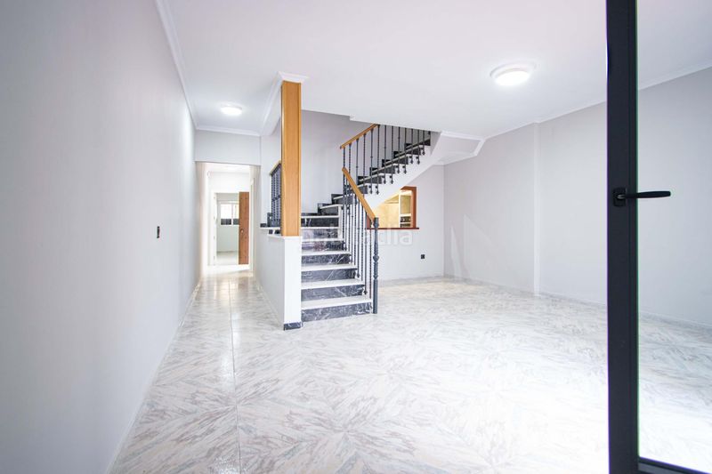 Foto 48ac25fd-0b78-44d6-8651-42ec5208873e. Casa amb calefacció aparcament a Barrio del Nervión Sevilla