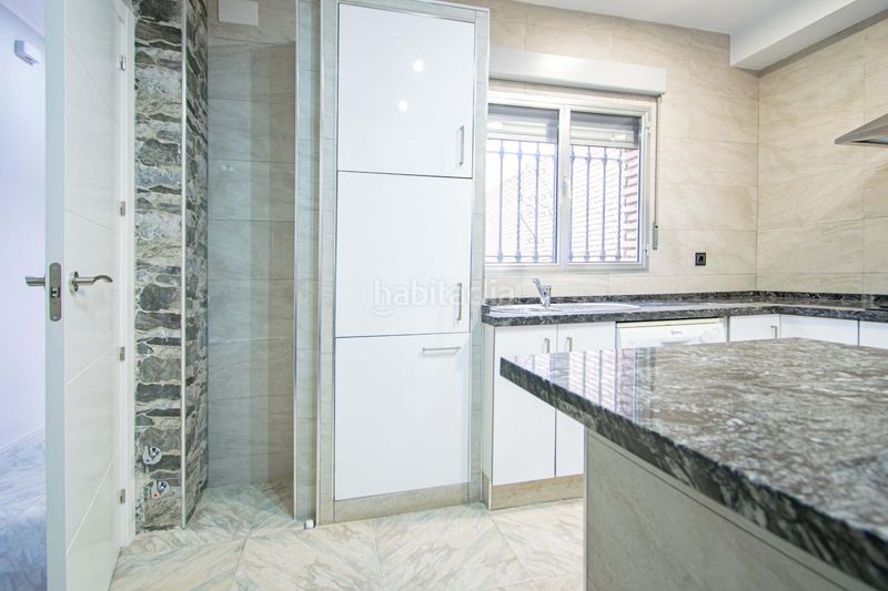 Foto 6507c571-20db-47dd-bd3b-77a20ab622a9. Casa amb aparcament a Barrio del Nervión Sevilla